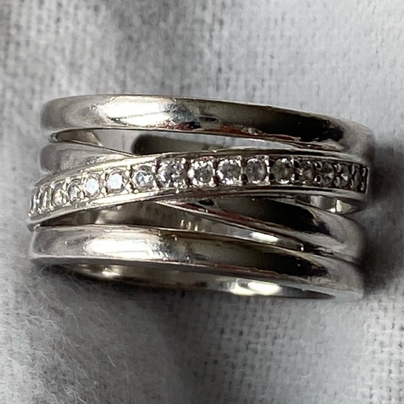 Jewelry - 925 sterling silver ring with 19 cubic zirconia